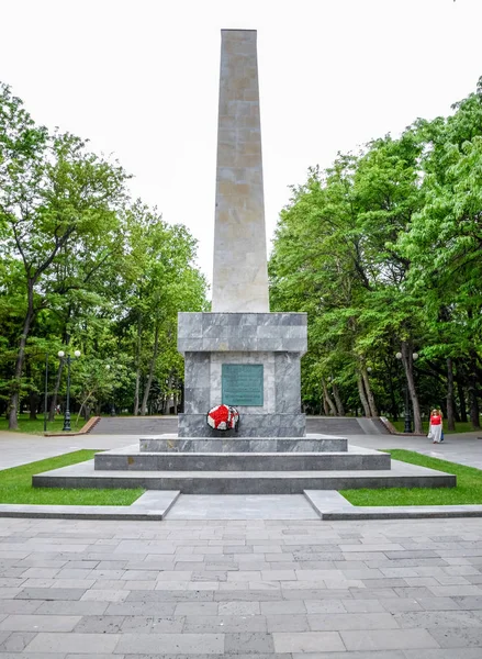 Monumentet, byggt för att hedra den tjugonde årsdagen av befrielsen av Novorossiysk från Vita gardet gäng och interventionister. — Stockfoto