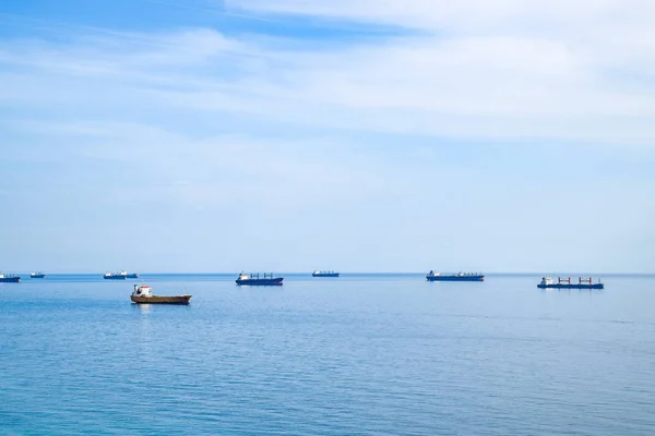 Buques de carga y gabarras en el mar, escuadrón de buques de carga . — Foto de Stock