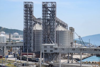 Novorossiysk limanında tahıl terminali. Tahıl asansörü.