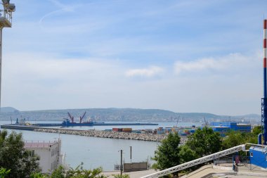 Novorossiysk şehrinin sanayi limanı, sanayi bölgesi.