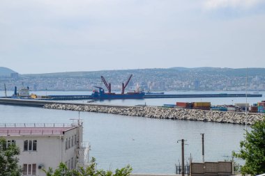 Novorossiysk şehrinin sanayi limanı, sanayi bölgesi.