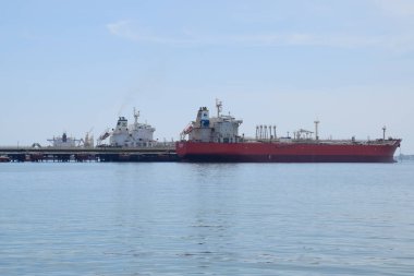 Novorossiysk liman, cemess koyunda gemi.