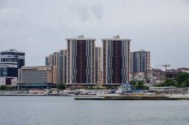 Deniz kıyısında konut çok katlı binalar. Amiral Serebryakov Şehir Novorossiysk dolgu.