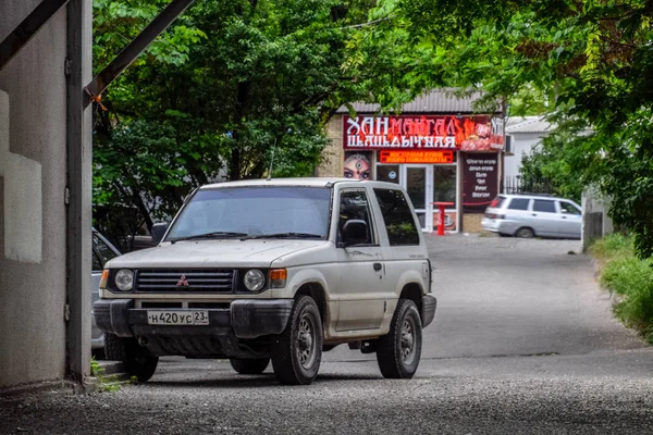 Old Mitsubishi SUV on the streets of Novorossiysk. — Stock Photo, Image