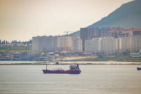 Novorossiysk hamn, fartyg i cemess Bay. — Stockfoto