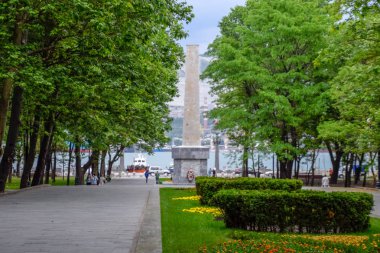 Anıt, Beyaz Muhafız çeteleri ve müdahalecilerden Novorossiysk kurtuluşunun yirminci yıldönümü onuruna inşa.
