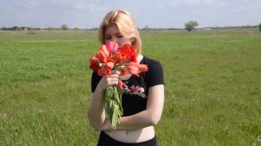 Alanında lale bir buket ile genç kadın