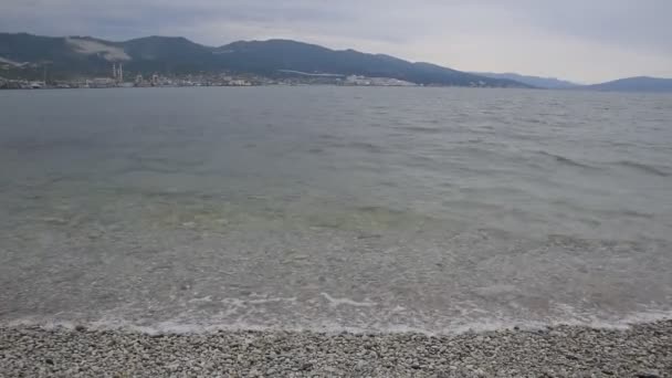 Novorossiysk port maritime, baie de tsemess, côte maritime et les vagues battent contre le rivage . — Video