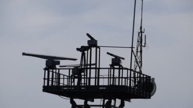 Navigasyon radarının dönen antenleri.