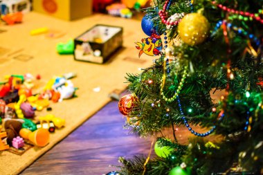 Noel ağacı arka planı kattaki çocuk oyuncakları.