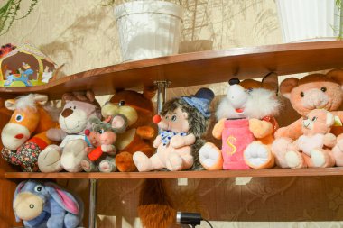 Rafta yumuşak oyuncaklar