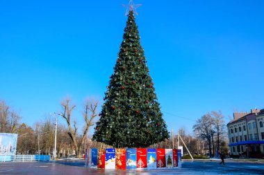 Süslemeleri yılbaşı ağacı. Tinsel ve oyuncaklar, topları ve diğer süslemeleri Noel Noel ayakta açık havada ağaç.