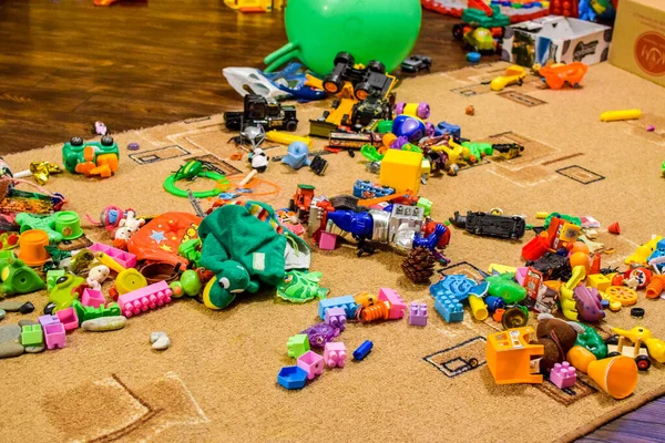 Dla dzieci zabawki na dywanie. Bardak w pokoju dla dzieci — Zdjęcie stockowe