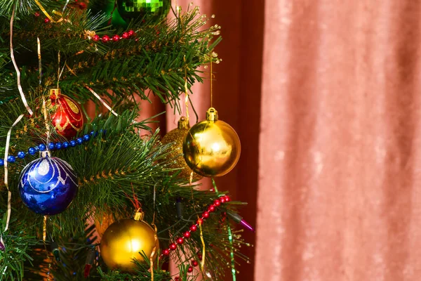 Brinquedos de Natal e ornamentos na árvore de Natal — Fotografia de Stock