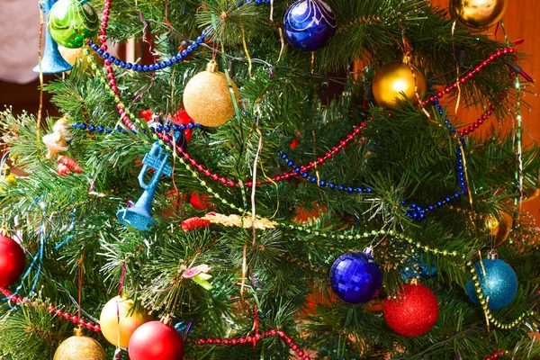 Karácsonyi játékok és a karácsonyfa díszek — Stock Fotó