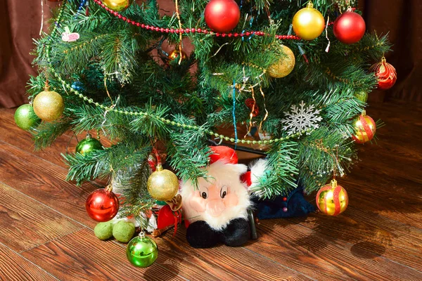 Giocattoli e ornamenti natalizi sull'albero di Natale — Foto Stock