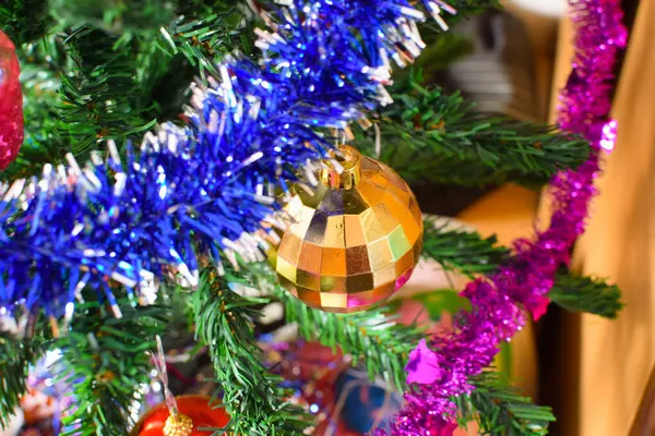 Perlas de vidrio para decorar el árbol de Navidad — Foto de Stock