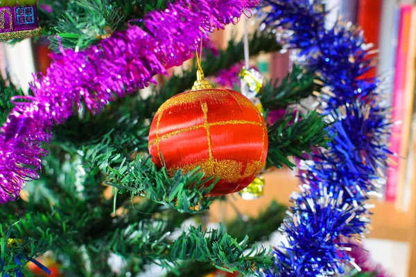 玻璃珠装饰圣诞树 — 图库照片