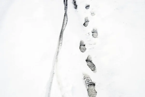 Huellas humanas en la nieve. El camino en la nieve —  Fotos de Stock