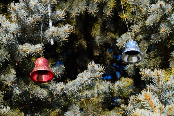 Dekorace strom nový rok. Pozlátko a hračky, míče a jiné ozdoby na vánoční strom stojící ve venkovním prostoru. — Stock fotografie