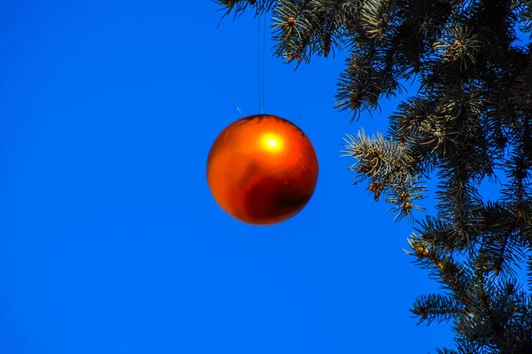 Decorazioni albero di Capodanno. Tagliatelle e giocattoli, palline e altre decorazioni sull'albero di Natale in piedi all'aria aperta . — Foto Stock