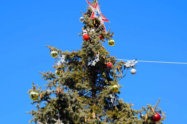 장식 새 해 나무입니다. 반짝이 고 장난감, 공 및 다른 장식 야외에서 크리스마스 크리스마스 트리 서에. — 스톡 사진