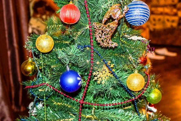 Decorações árvore de Ano Novo. Tinsel e brinquedos, bolas e outras decorações na árvore de Natal de pé ao ar livre . — Fotografia de Stock