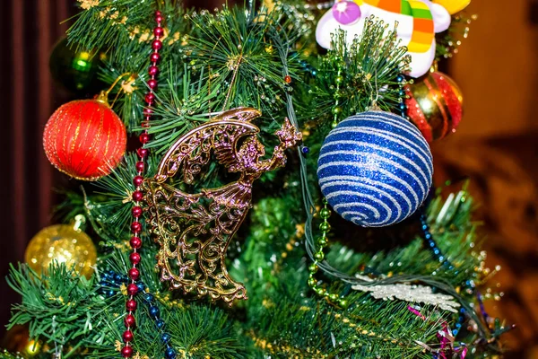 Decorações árvore de Ano Novo. Tinsel e brinquedos, bolas e outras decorações na árvore de Natal de pé ao ar livre . — Fotografia de Stock