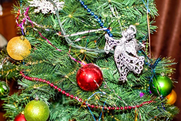 Decorações árvore de Ano Novo. Tinsel e brinquedos, bolas e outras decorações na árvore de Natal de pé ao ar livre . — Fotografia de Stock