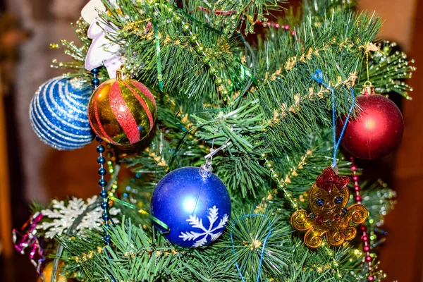 Dekorationer nyår träd. Glitter och leksaker, bollar och andra dekorationer på den jul träd stående i fria luften. — Stockfoto