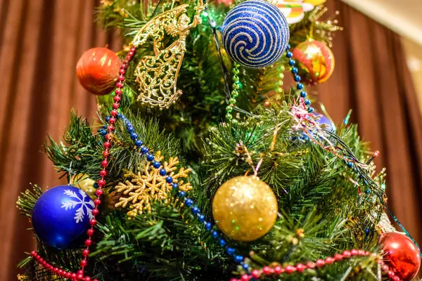 Dekorationen Neujahrsbaum. Lametta und Spielzeug, Kugeln und andere Dekorationen am Weihnachtsbaum im Freien. — Stockfoto