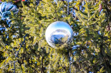 Süslemeleri yılbaşı ağacı. Tinsel ve oyuncaklar, topları ve diğer süslemeleri Noel Noel ayakta açık havada ağaç.