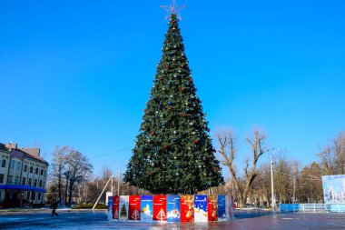Süslemeleri yılbaşı ağacı. Tinsel ve oyuncaklar, topları ve diğer süslemeleri Noel Noel ayakta açık havada ağaç.