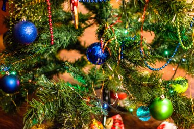 Süslemeleri yılbaşı ağacı. Tinsel ve oyuncaklar, topları ve diğer süslemeleri Noel Noel ayakta açık havada ağaç.