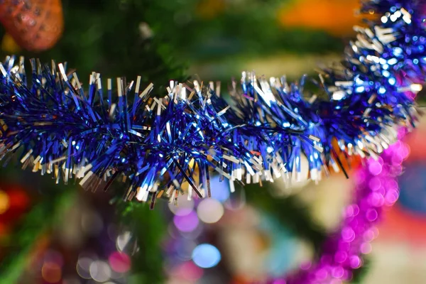 Brinquedos de Natal e ornamentos na árvore de Natal — Fotografia de Stock
