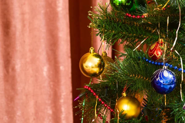 Brinquedos de Natal e ornamentos na árvore de Natal — Fotografia de Stock