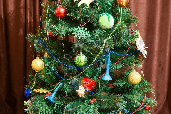 Juguetes de Navidad y adornos en el árbol de Navidad — Foto de Stock