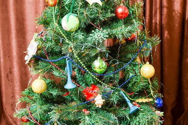 Karácsonyi játékok és a karácsonyfa díszek — Stock Fotó