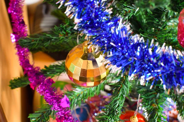 Perlas de vidrio para decorar el árbol de Navidad — Foto de Stock