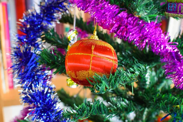 Perlas de vidrio para decorar el árbol de Navidad — Foto de Stock