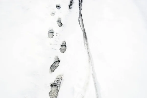 Huellas humanas en la nieve. El camino en la nieve —  Fotos de Stock