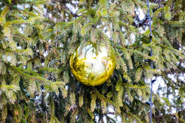 장식 새 해 나무입니다. 반짝이 고 장난감, 공 및 다른 장식 야외에서 크리스마스 크리스마스 트리 서에. — 스톡 사진