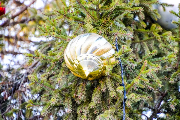 Decoraciones árbol de Año Nuevo. Hojalata y juguetes, bolas y otras decoraciones en el árbol de Navidad de pie al aire libre . —  Fotos de Stock