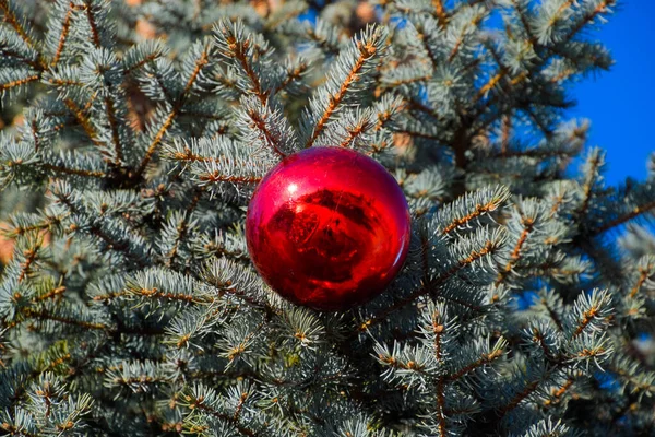 Dekorationen Neujahrsbaum. Lametta und Spielzeug, Kugeln und andere Dekorationen am Weihnachtsbaum im Freien. — Stockfoto