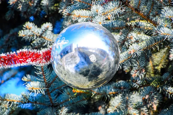 Decoraciones árbol de Año Nuevo. Hojalata y juguetes, bolas y otras decoraciones en el árbol de Navidad de pie al aire libre . —  Fotos de Stock