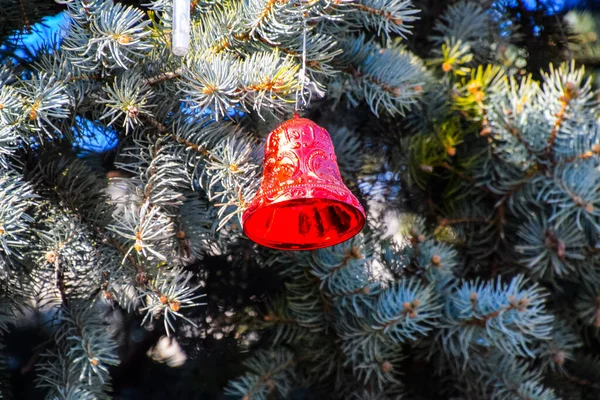 Decorazioni albero di Capodanno. Tagliatelle e giocattoli, palline e altre decorazioni sull'albero di Natale in piedi all'aria aperta . — Foto Stock