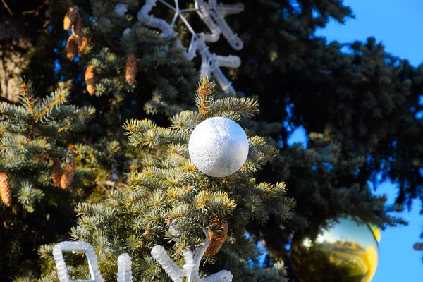 Dekorációk újévi fa. Talmi és toys, labdák és egyéb díszek, a karácsony karácsony fa állt a szabadban. — Stock Fotó