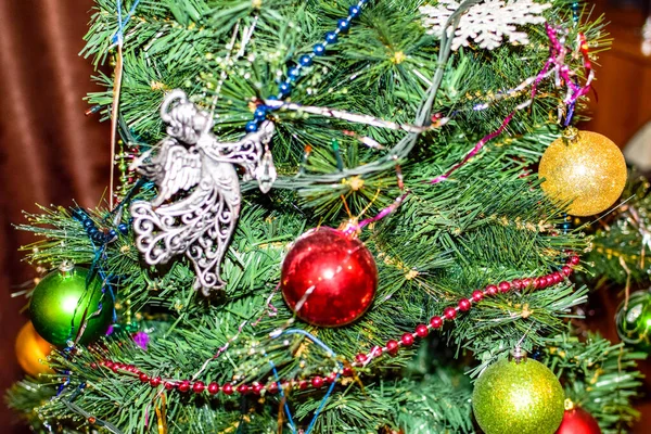 Decorações árvore de Ano Novo. Tinsel e brinquedos, bolas e outras decorações na árvore de Natal de pé ao ar livre . — Fotografia de Stock