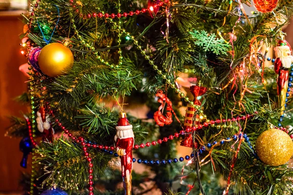 Decorações árvore de Ano Novo. Tinsel e brinquedos, bolas e outras decorações na árvore de Natal de pé ao ar livre . — Fotografia de Stock