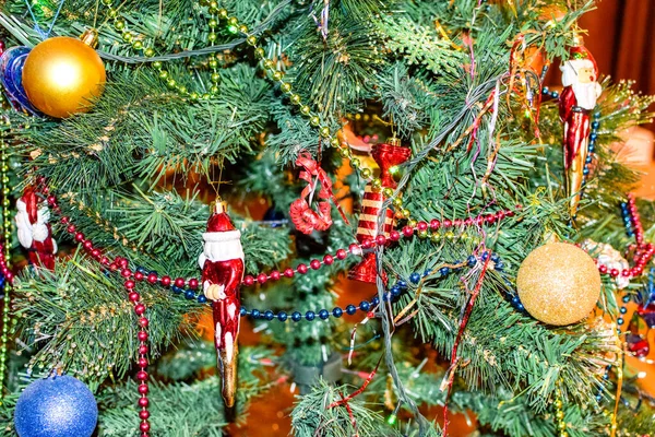 Decoraties Nieuwjaar boom. Klatergoud en speelgoed, ballen en andere decoraties op de kerst kerst boom staande in de open lucht. — Stockfoto